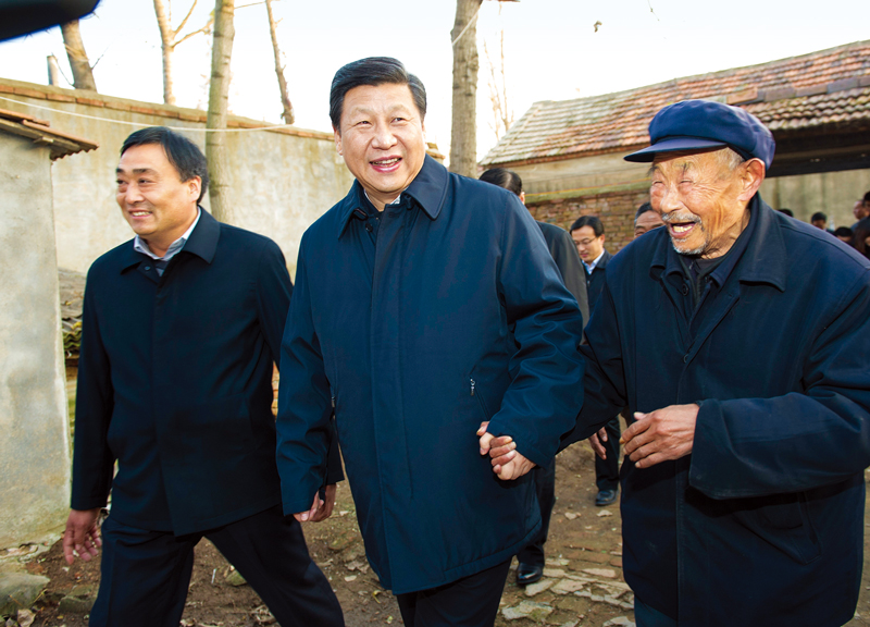　2013年11月24日至28日，中共中央总书记、国家主席、中央军委主席习近平在山东考察。 这是25日下午，习近平在地处沂蒙老区的临沭县曹庄镇朱村亲切地拉着83岁的&ldquo;老支前&rdquo;王克昌的手去他家看望。 新华社记者 谢环驰/摄